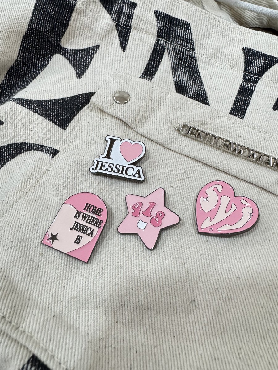 คือลองเอาพินมาติดกระเป๋าถ่ายรูปตัวอย่างแล้วคือน่ารักมาก ป้าใจละลายไปหมด