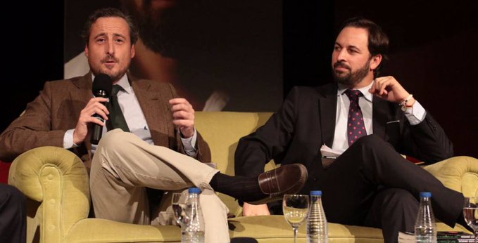 Se llama Kiko Méndez Monasterio. Es nieto de uno de los generales que dieron Golpe de Estado a la República, fue militante neonazi y condenado por agresión a 3 antifascistas, uno de ellos Pablo Iglesias. Cobra 26.700€ al mes como asesor de Santi Abascal en una SL sin empleados.