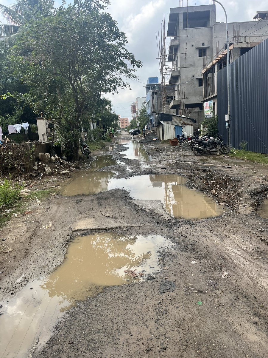 lawranz's tweet photo. @chennaicorp @malli_mv @jvidyasagar @integer123 @CHN_Metro_Water @PriyarajanDMK @CMOTamilnadu நாங்களும் பல வருஷமா கம்ப்ளைன்ட் பண்ணிட்டு வரோம். எதுவுமே  நடக்கிற மாதிரி தெரியல. கொஞ்சம் ரோடு போட்டா புண்ணியமா போகும். மழைக்காலத்துல ஆட்டோ கூட உள்ள வர மாட்டேங்குது.. Ram nagar South, 15 th main road. https://t.co/AlYpkqcNe4
