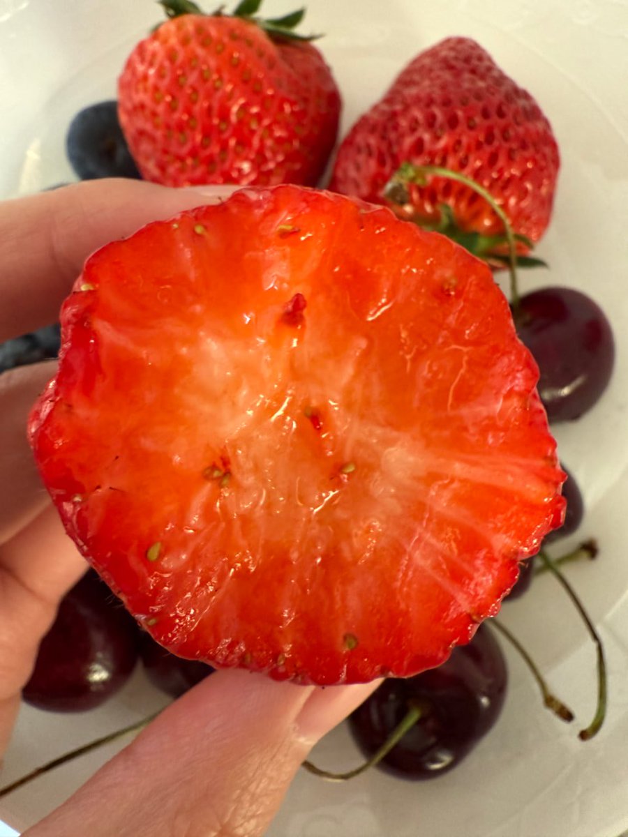 ElenaX141's tweet photo. Fresh fruits are the best way to nourish your body and soul naturally 🍓🍓 https://t.co/pbAoQl31zl