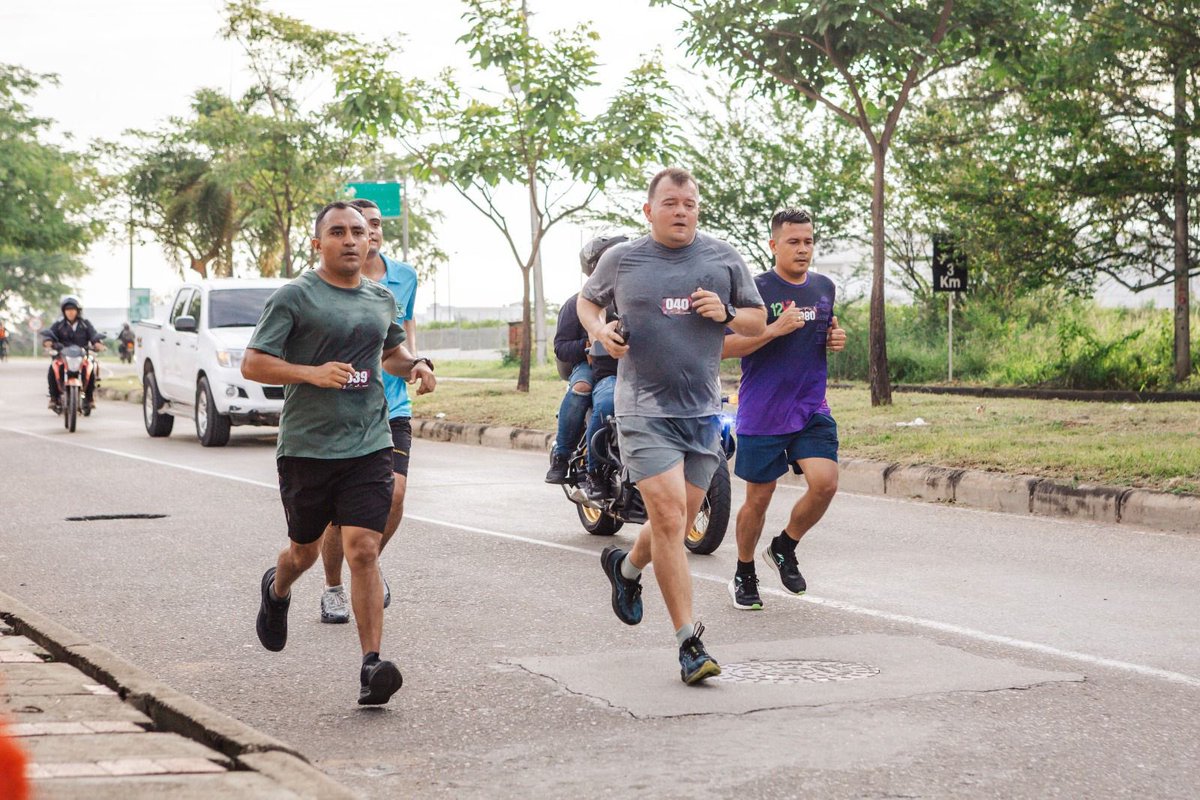 Ejercito_Div5's tweet image. Una delegación de la #NovenaBrigada del @COL_EJERCITO, liderada por el señor brigadier general César Augusto Suárez, participó hoy en el encuentro interclubes de running en la ciudad de Neiva, #Huila.

Un espacio que demuestra que, además del entrenamiento permanente que…