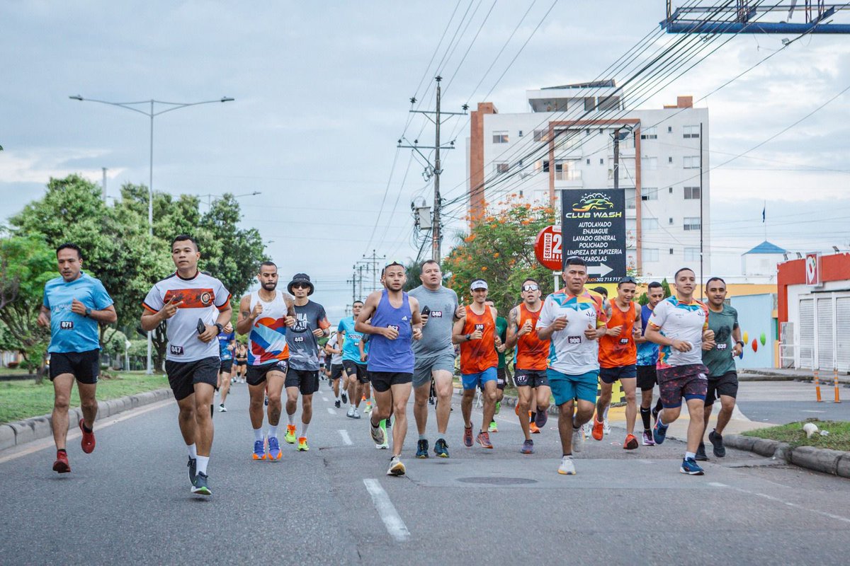 Ejercito_Div5's tweet image. Una delegación de la #NovenaBrigada del @COL_EJERCITO, liderada por el señor brigadier general César Augusto Suárez, participó hoy en el encuentro interclubes de running en la ciudad de Neiva, #Huila.

Un espacio que demuestra que, además del entrenamiento permanente que…