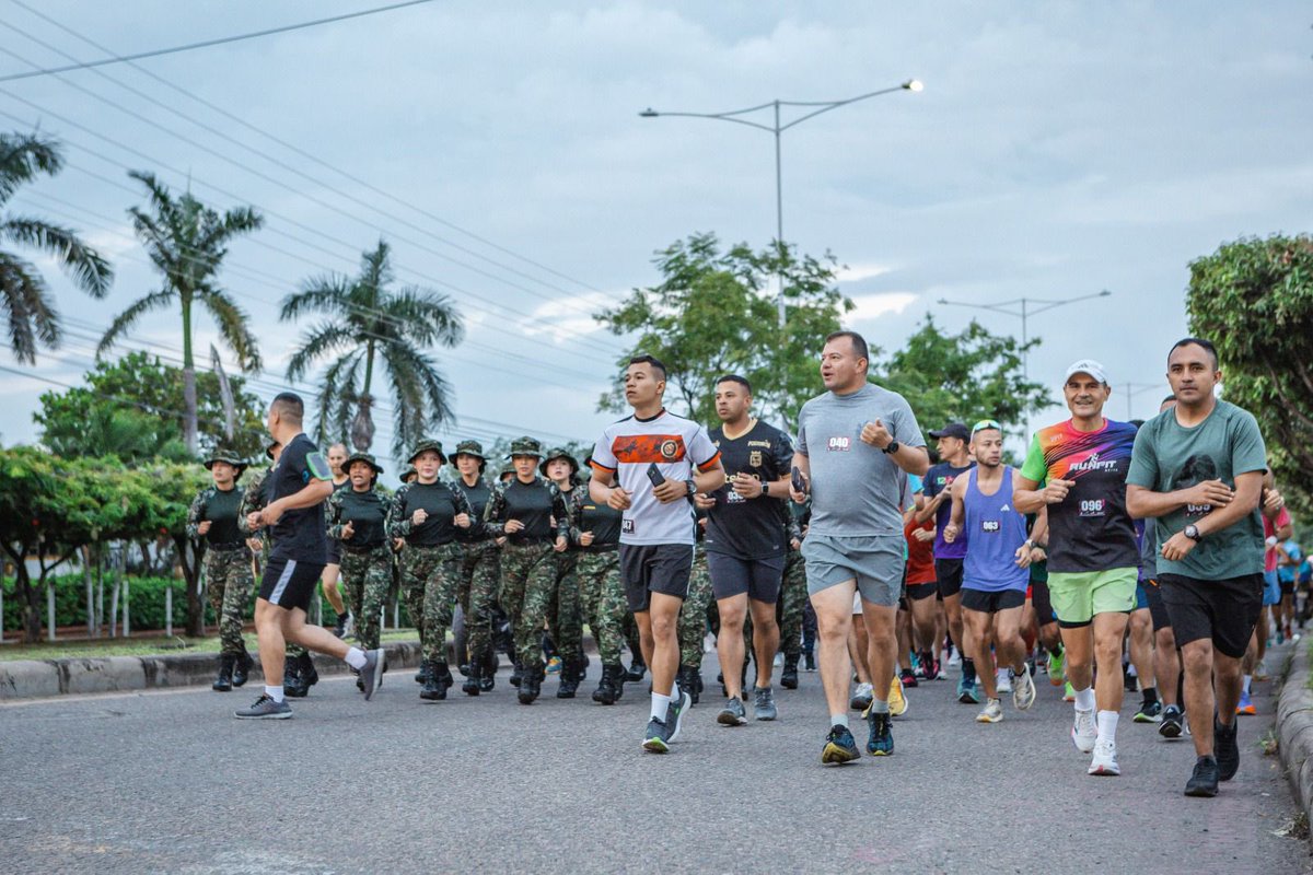Ejercito_Div5's tweet image. Una delegación de la #NovenaBrigada del @COL_EJERCITO, liderada por el señor brigadier general César Augusto Suárez, participó hoy en el encuentro interclubes de running en la ciudad de Neiva, #Huila.

Un espacio que demuestra que, además del entrenamiento permanente que…