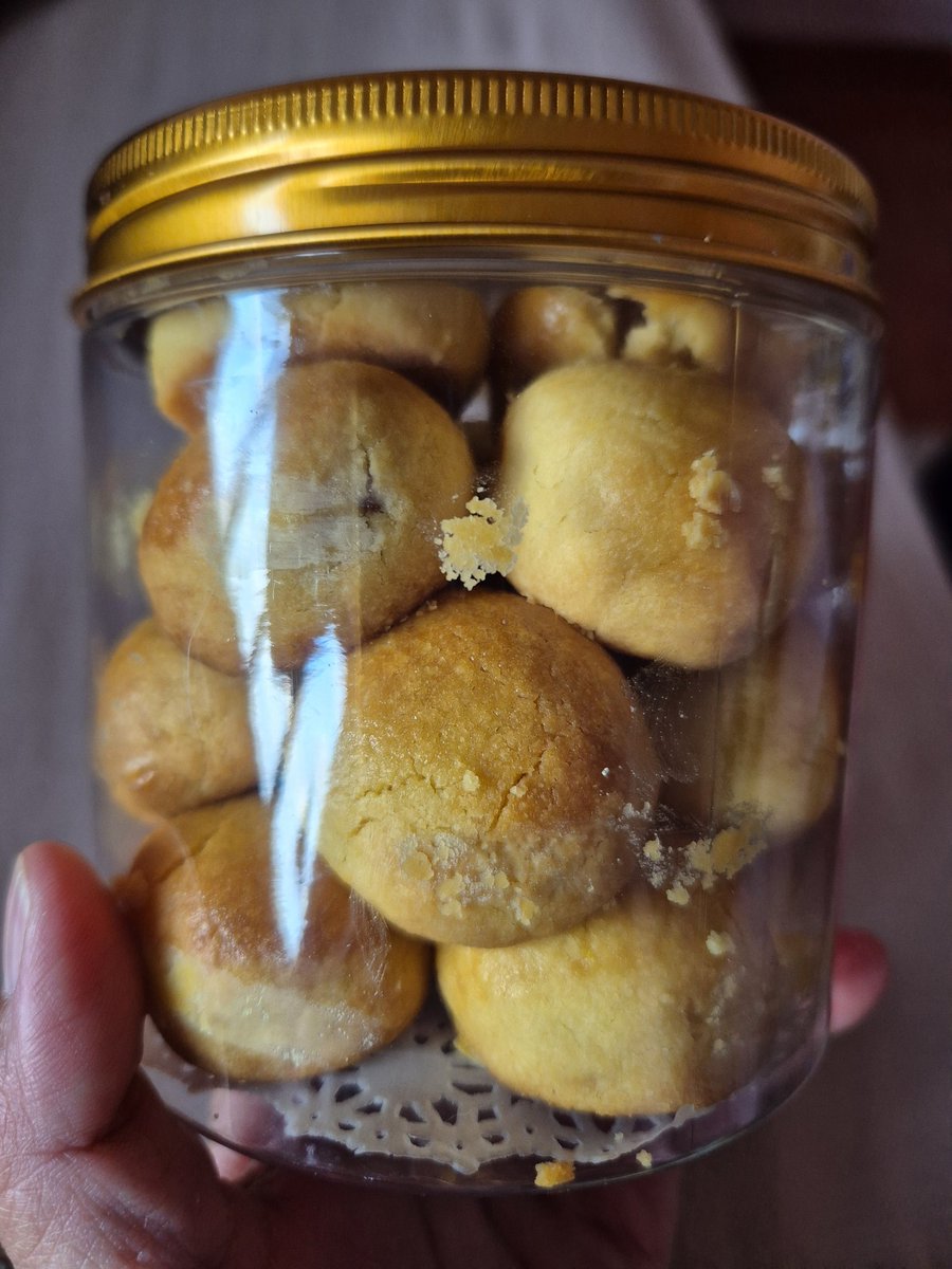 Coralingg's tweet image. Abang lanje tart nenas. Ingatkan nak bawak pi opis makan ramai2 tapi sedap gile 🤡👀 #notsharing