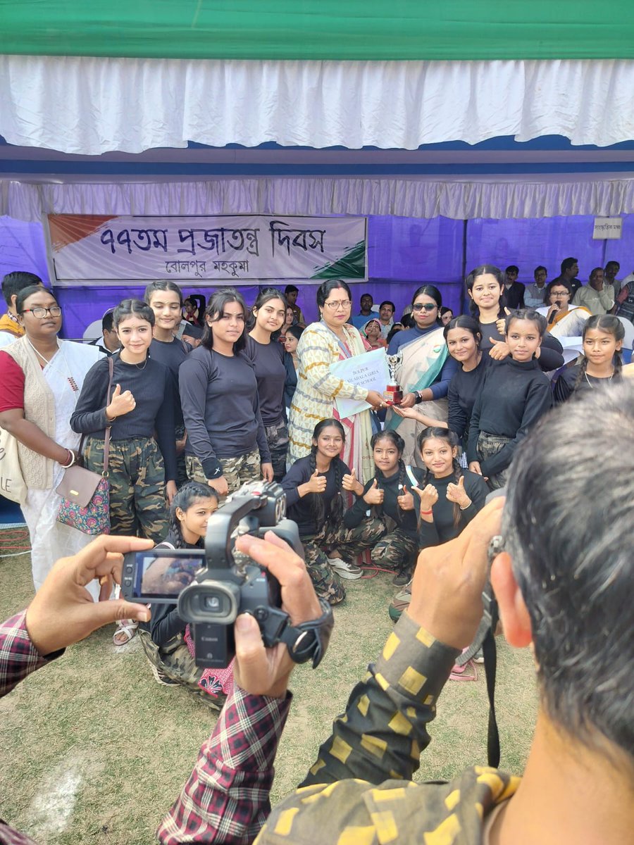 বোলপুর মহকুমা প্রশাসনের উদ্যোগে ডাকবাংলো ময়দানে যথাযোগ্য মর্যাদায় পালিত হলো ৭৭ তম প্রজাতন্ত্র দিবস। জাতীয় পতাকা উন্মোচন ও সমবেত কুচকাওয়াজে অভিবাদন গ্রহণ করলেন মাননীয় মহকুমা শাসক ড. অনিমেষ কান্তি মান্না, ডব্লউ. বি. সি.এস (এক্সি.) মহাশয়।