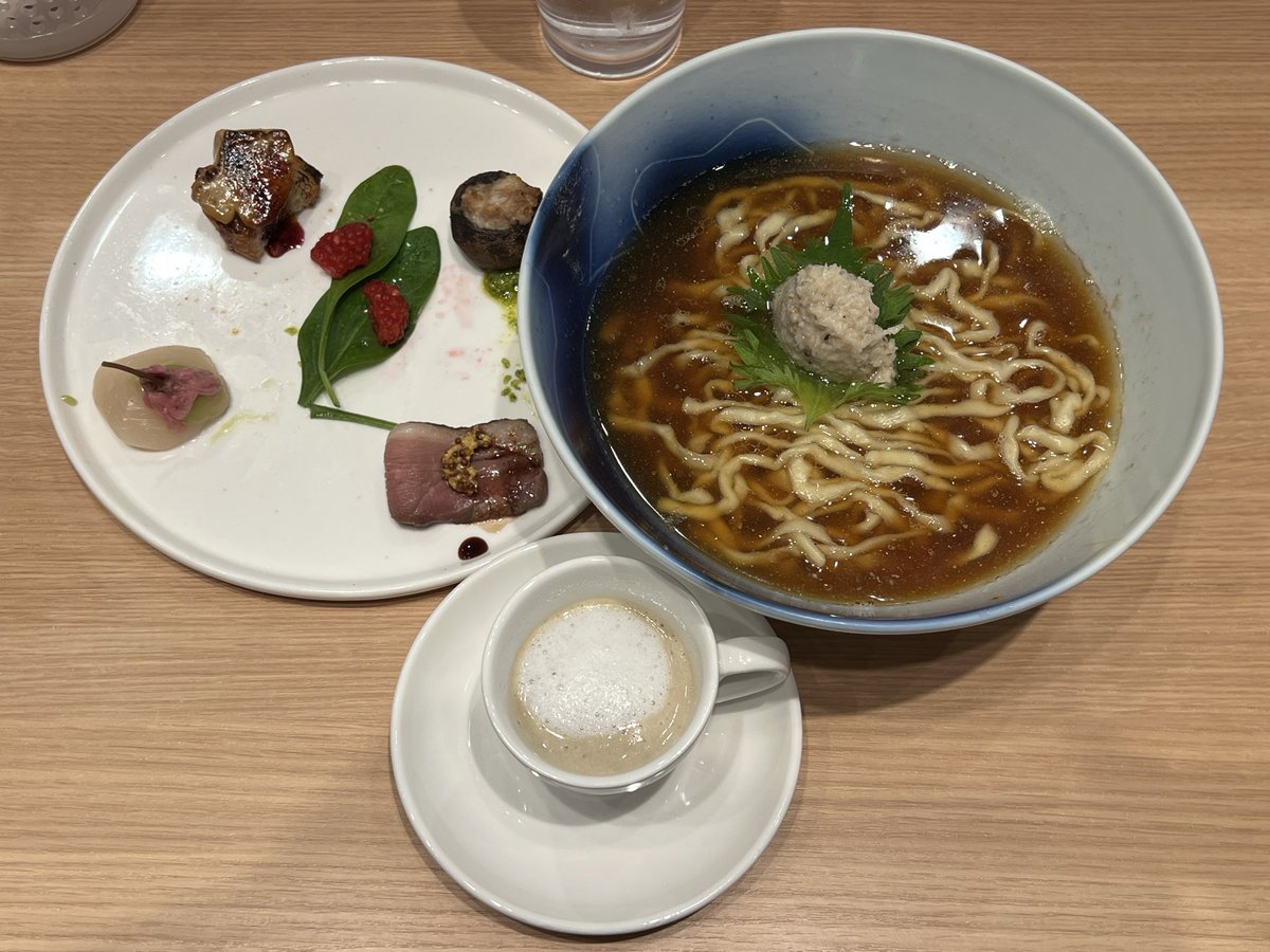 asshida's tweet image. 昨夜は今日も今日とてフルコースをいただきに時間調整しながら北上して来ちゃったのは💁‍♂️

【ラーメンWalker GP金賞店×原点のSPコラボ】

ほたて日和×麺屋33 

【濃厚鴨だし帆立香る中華そば】
鴨と帆立のマリアージュ
アミューズプレート

すげぇ美味い😍もう前菜から凄すぎて最高🙌

ご馳走様でした🙏