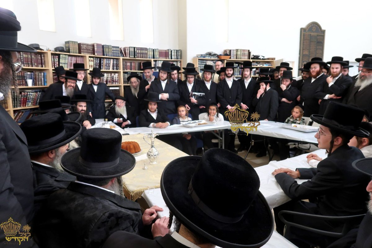 HQSatmar's tweet image. Exciting day for the Satmar Hasidic School students and staff from Casa Grande, Arizona, They drove to Palm Springs, California, a 4 hour drive, to visit Satmar Grand Rebbe Aron, who prayed with them at the @Chabad House of Rabbi Arik Denebeim's @JewishPS in #PalmSprings #CA and