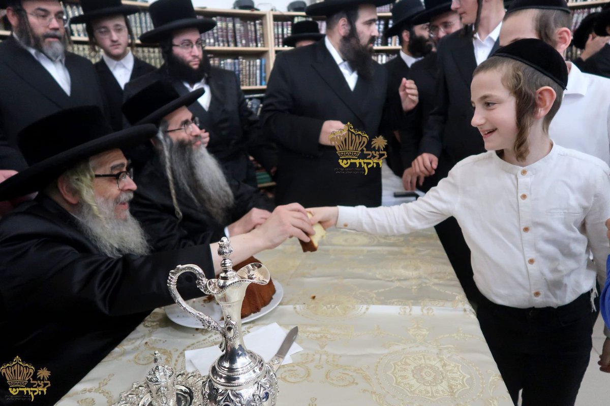 HQSatmar's tweet image. Exciting day for the Satmar Hasidic School students and staff from Casa Grande, Arizona, They drove to Palm Springs, California, a 4 hour drive, to visit Satmar Grand Rebbe Aron, who prayed with them at the @Chabad House of Rabbi Arik Denebeim's @JewishPS in #PalmSprings #CA and