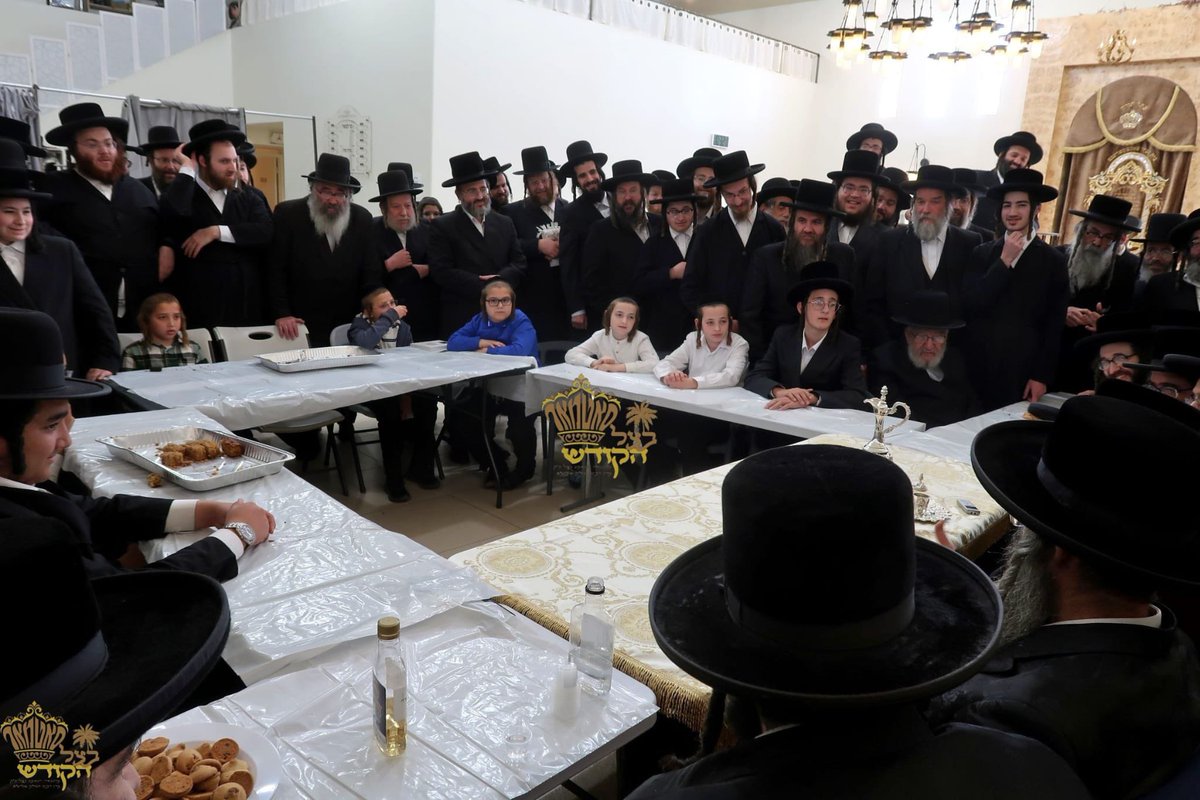 HQSatmar's tweet image. Exciting day for the Satmar Hasidic School students and staff from Casa Grande, Arizona, They drove to Palm Springs, California, a 4 hour drive, to visit Satmar Grand Rebbe Aron, who prayed with them at the @Chabad House of Rabbi Arik Denebeim's @JewishPS in #PalmSprings #CA and