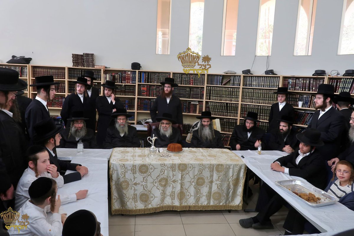 HQSatmar's tweet image. Exciting day for the Satmar Hasidic School students and staff from Casa Grande, Arizona, They drove to Palm Springs, California, a 4 hour drive, to visit Satmar Grand Rebbe Aron, who prayed with them at the @Chabad House of Rabbi Arik Denebeim's @JewishPS in #PalmSprings #CA and