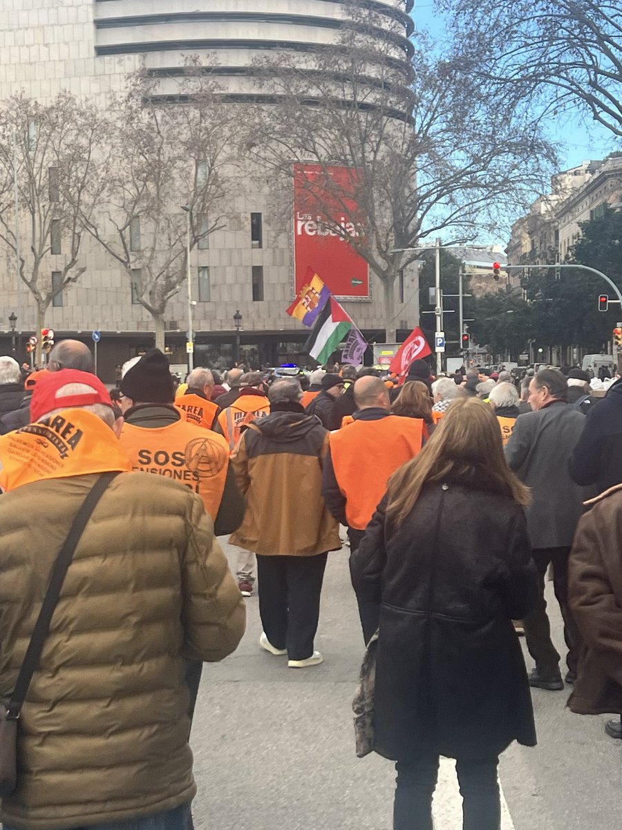 Juandeplus's tweet photo. Defendiendo las pensiones Públicas https://t.co/5xhgktXefq