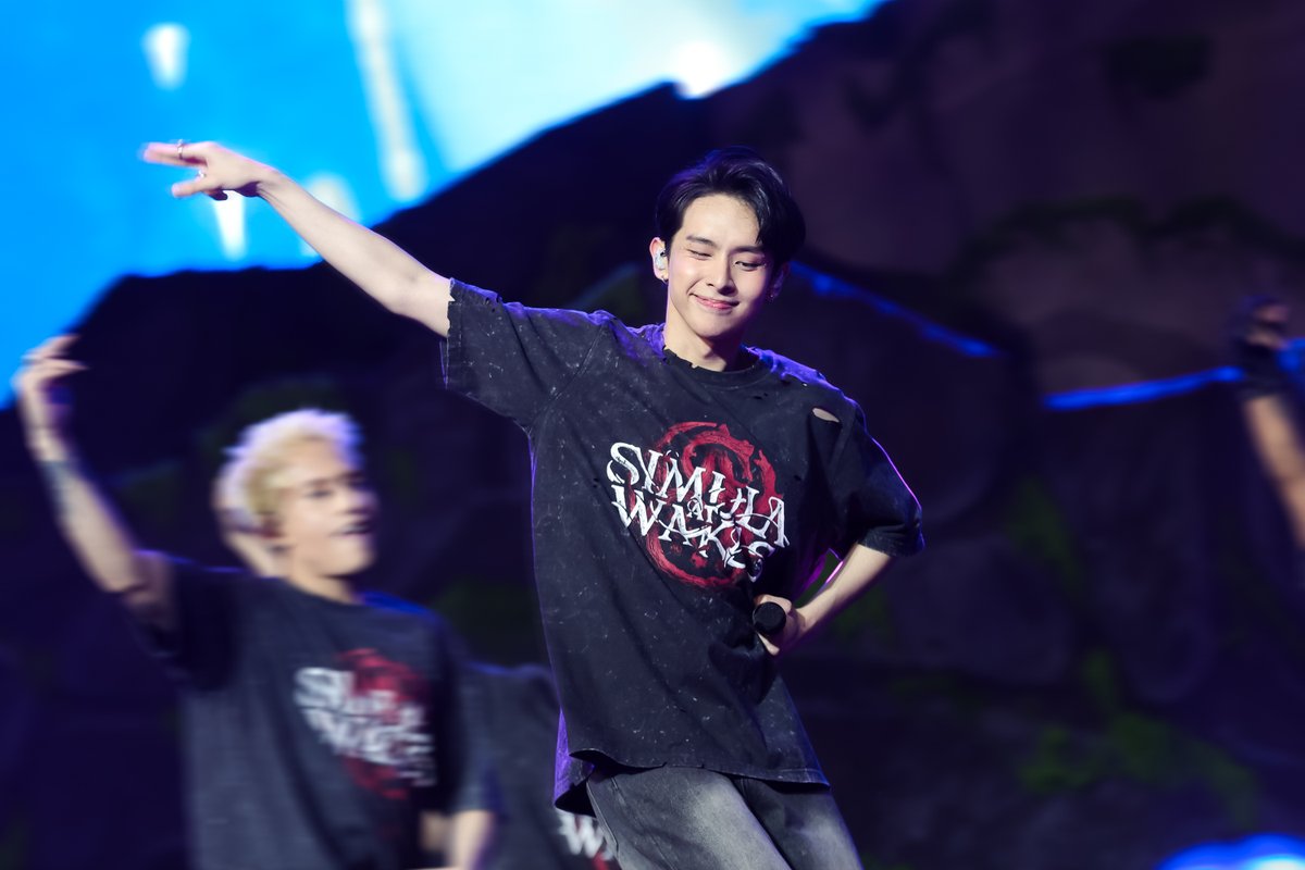 SB19Official's tweet image. 🍎 Simula At Wakas: Kickoff Concert Album

"The universe is ours, yours, and mine."
JUSTIN

Listen to the live concert version of 'SHOOTING FOR THE STARS' soon &amp;amp; pre-save the album here
🔗 :  sb19.sng.to/sawconcertalbum

#SB19 #SaWKickoffConcertAlbum
#SaWWorldTourKickoff…