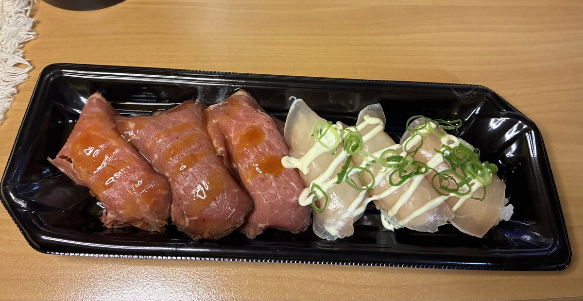 今日はバイト終わりに通院したので
ローストビーフと生ハムのにぎり😊
めっちゃ美味しい😋
初めて食べたまた買ってこよう^ - ^