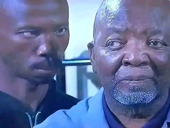 msiziworld's tweet image. “First year students in their lecturer's office after getting 4/50 on their first test😭😂😂”