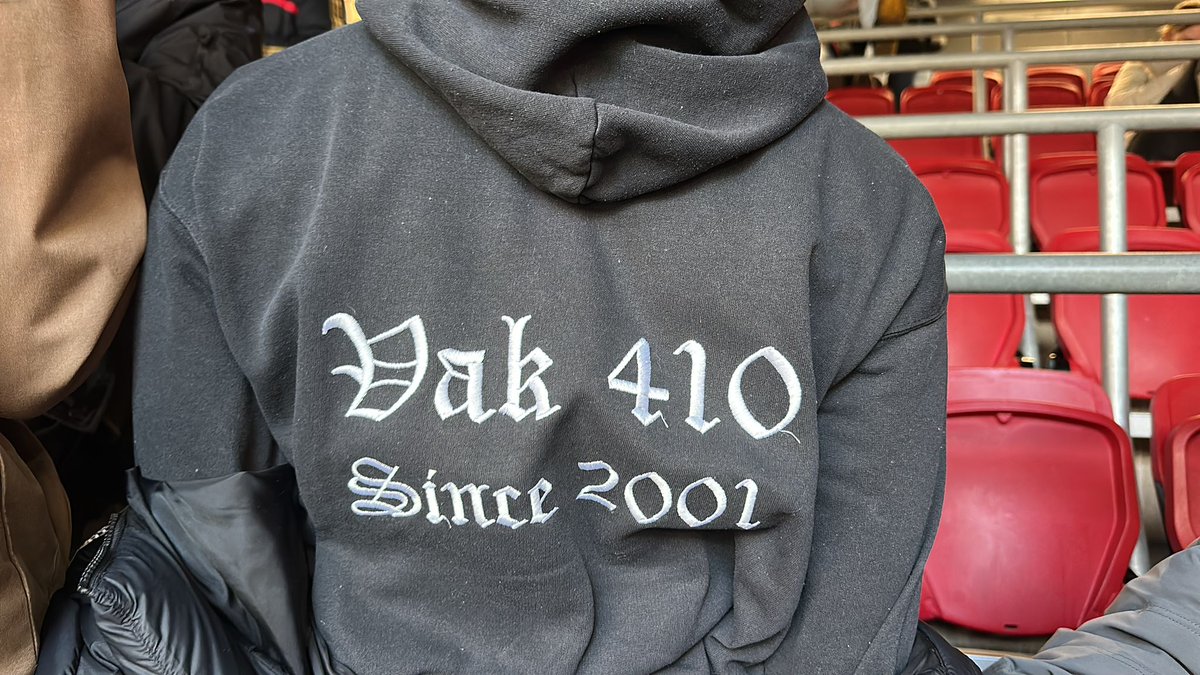 Dorrelafca's tweet photo. Wat mis ik vak410 nog iedere thuiswedstrijd! #vak410 https://t.co/ykRSFXwrRf