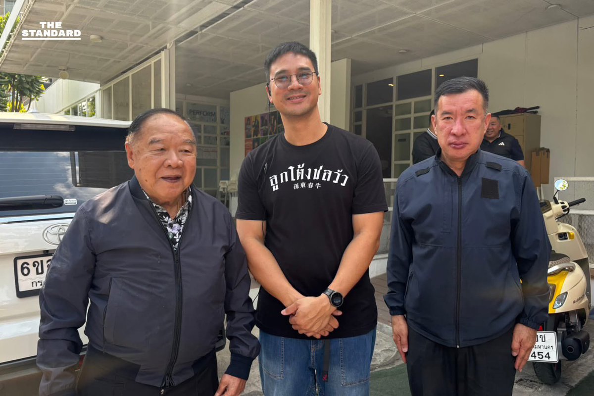 ยิ้มใหญ่เลยนะ ได้ยืนข้างๆคนฉีกรัฐธรรมนูญ🤣