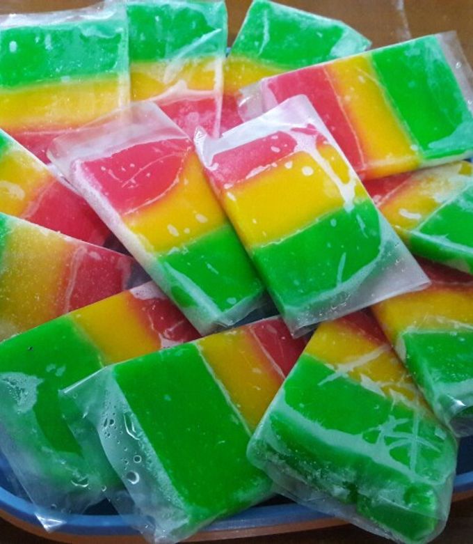 iPopBase's tweet image. A cop and military officer accused a man of selling ‘es gabus’ allegedly made from sponge, but tests later confirmed it was safe and free of harmful substances.

(news.detik.com/berita/d-83242…)