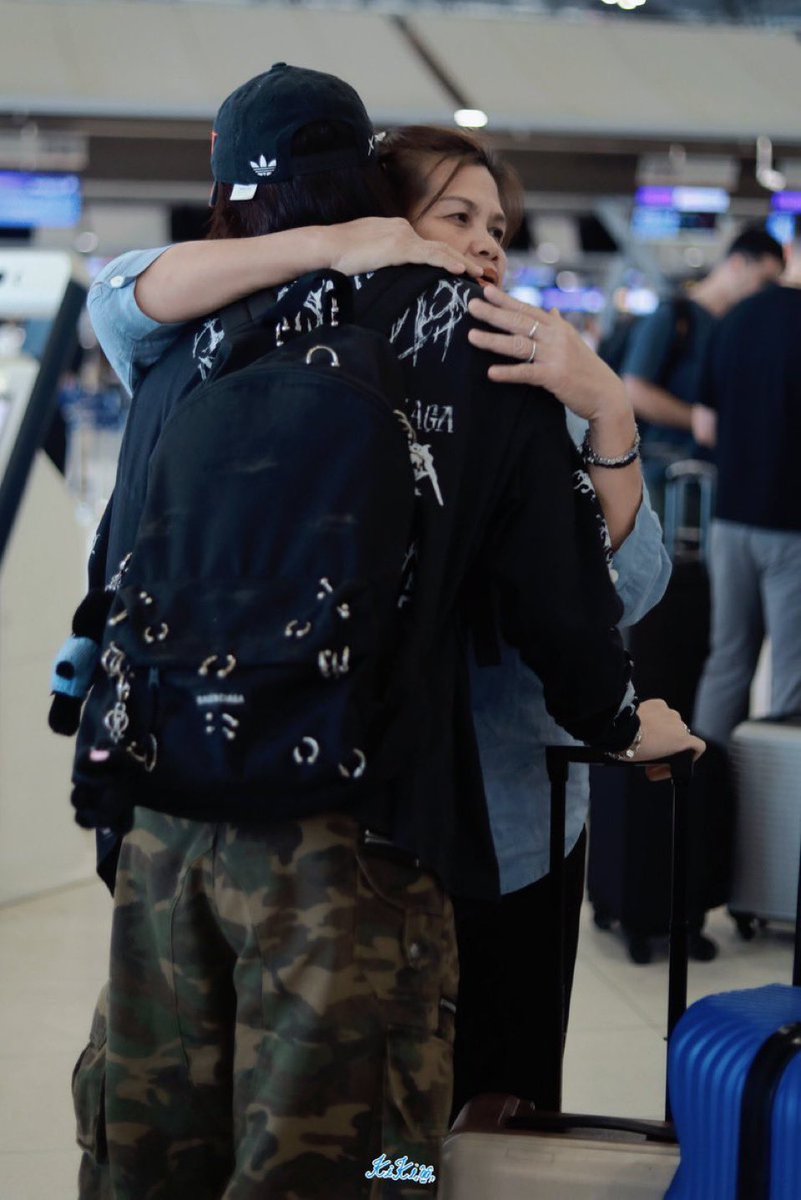 cantcooking's tweet image. Mummy Puttha with her big 
but small baby 😭😭😭😭💙
#BuildJakapan #Beyourluve
@JakeB4rever