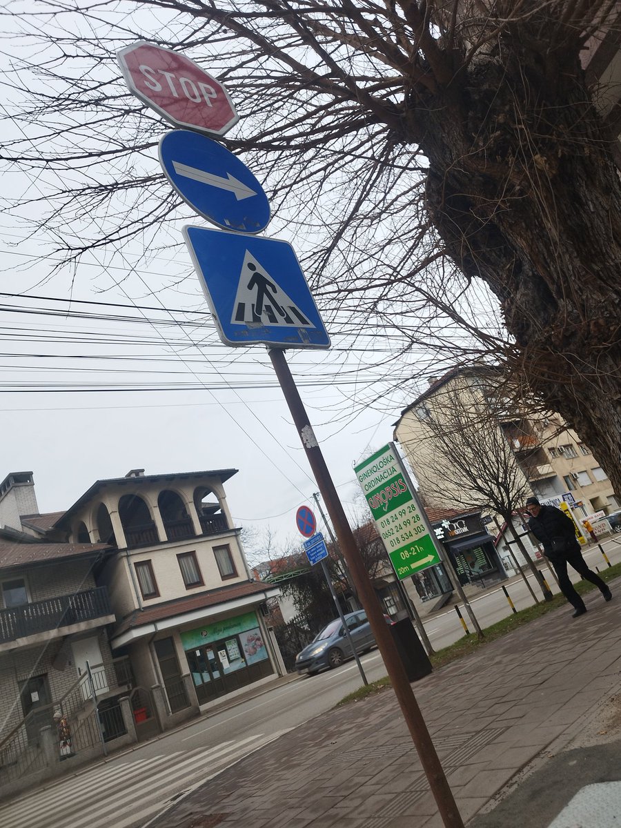 Saobraćajni totem. Biće veselo kad ozeleni.