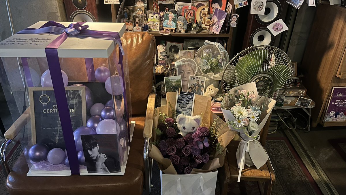 stanastro1602's tweet image. Official Coffee.

The gifts for Binnie are beautiful!🪻💐

#영원히빛나는달_문빈_생일축하해 #언제나_빛날_너에게_빈아생일축하해 #문빈 #MOONBIN #ASTRO #아스트로