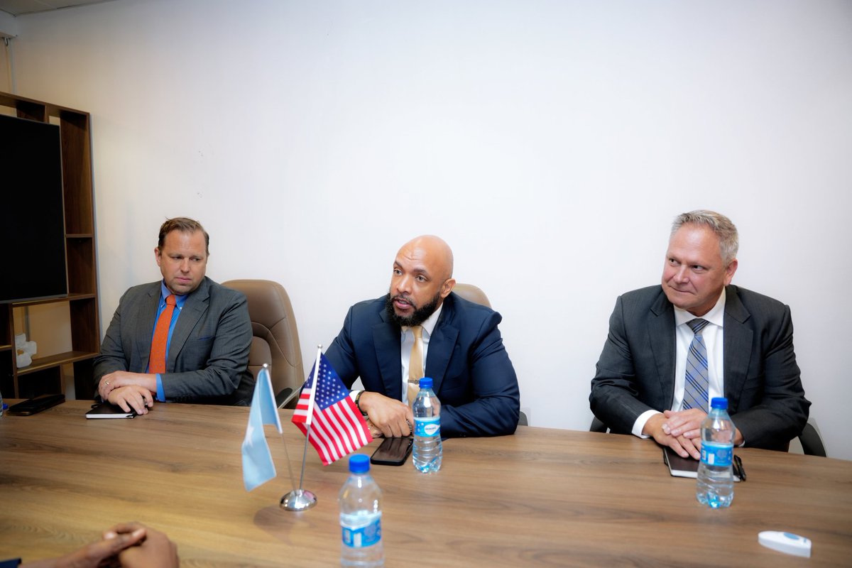 Icasomalia's tweet photo. Director General of the @Icasomalia H.E. @M_Duhulow held a meeting at his office with H.E. Justin Davis, Chargé d’Affaires of the @US2SOMALIA in Mogadishu, during which both exchanged views on recent developments &amp; ongoing cooperation in migration management and border security. https://t.co/kNG2he3aDr