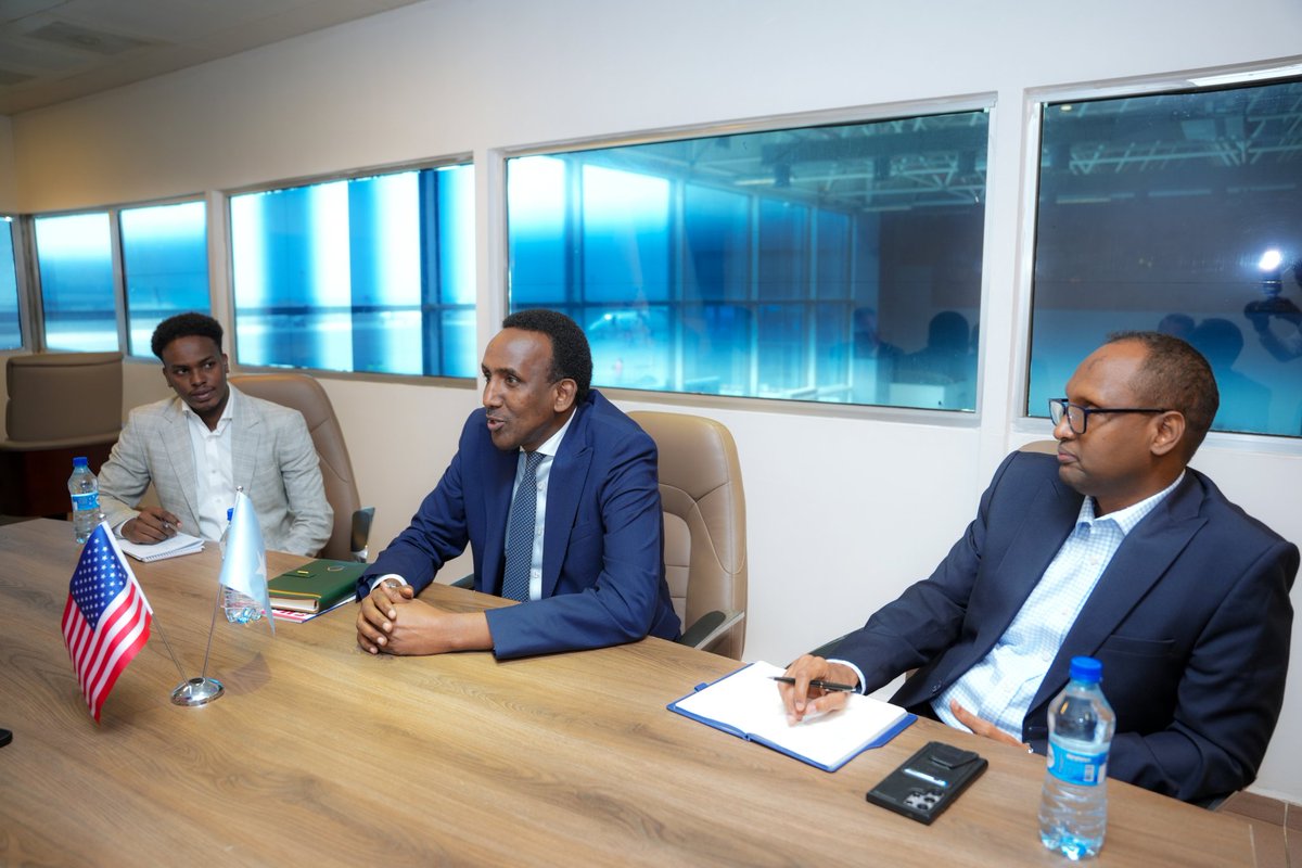 Icasomalia's tweet photo. Director General of the @Icasomalia H.E. @M_Duhulow held a meeting at his office with H.E. Justin Davis, Chargé d’Affaires of the @US2SOMALIA in Mogadishu, during which both exchanged views on recent developments &amp; ongoing cooperation in migration management and border security. https://t.co/kNG2he3aDr
