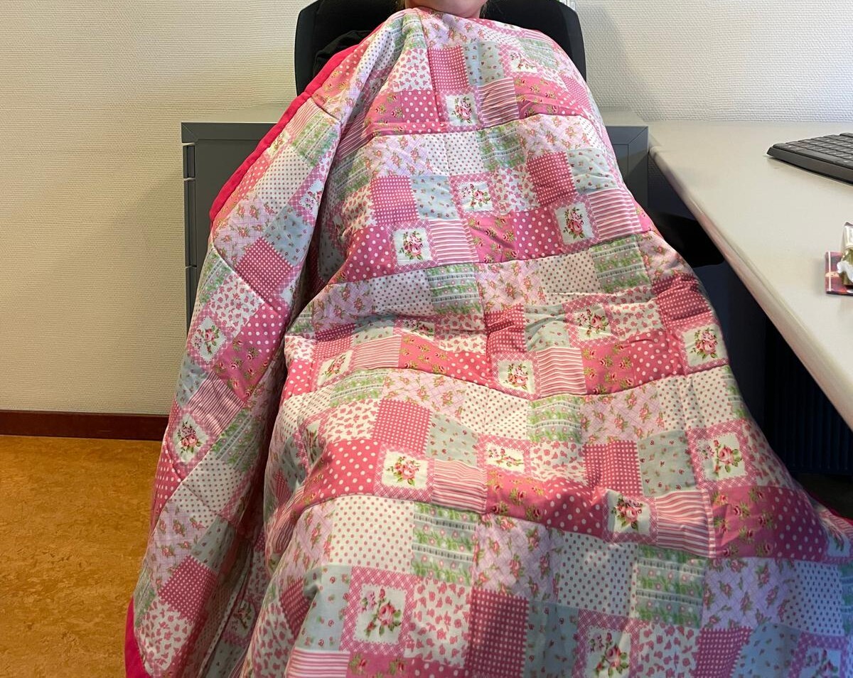 stichtingzo's tweet photo. Jonge mantelzorgers hebben soms veel op hun bordje. Bij Steunpunt Mantelzorg van Stichting ZO! mag je een troostdeken uitzoeken, speciaal voor jou gemaakt door vrijwilligers. Warm, zacht en troostend, in allerlei kleuren en patronen. Schrijf je in: https://t.co/h6gyGBczRX https://t.co/JxxlLrWq0L