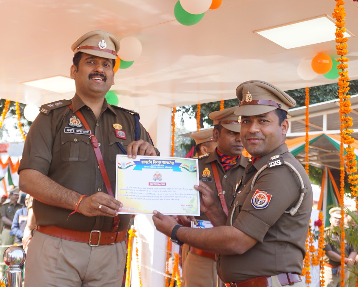sitapurpolice's tweet photo. #गणतंत्र_दिवस समारोह में मु.अतिथि मा.राकेश राठौर (नगर विकास राज्य मंत्री),#DM व #SP_SITAPUR द्वारा उत्कृष्ट कार्य करने वाले पुलिसकर्मियों की सराहना करते हुए पुरस्कृत किया। तत्पश्चात #SP_SITAPUR द्वारा अतिथिगण को स्मृतिचिन्ह भेंट किया गया।#UPPolice https://t.co/vmglB4xacF