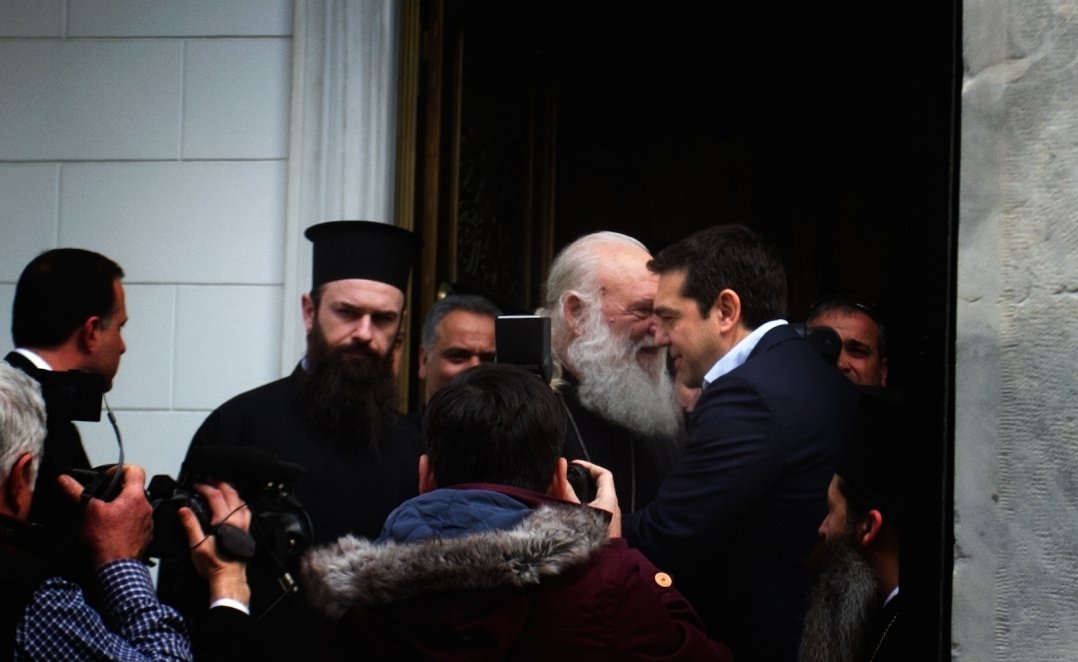 MeTonAlexi's tweet photo. Σαν σήμερα: 26 Ιανουαρίου 2015 – Η μέρα που άλλαξε σελίδα η χώρα

Σαν σήμερα, 26 Ιανουαρίου 2015, 
ο Αλέξης #Τσίπρας ορκίστηκε για πρώτη φορά Πρωθυπουργός της Ελλάδας. Μια ιστορική στιγμή, όχι μόνο γιατί ανέλαβε ο νεότερος πρωθυπουργός της μεταπολίτευσης, σηματοδοτώντας μια διαφορετική αντίληψη για τη σχέση κράτους–πολίτη.

Την πολιτική της κυβέρνησής του μπορεί ο καθένας να την κρίνει από τη δική του οπτική.  
Από τη δική μου όμως, η περίοδος εκείνη ξεχώρισε για κάτι που σπανίζει στη σύγχρονη πολιτική ιστορία: την εντιμότητα.

Δεν υπήρξαν σκάνδαλα διασπάθισης δημόσιου χρήματος.  
Δεν υπήρξαν υποθέσεις καταχρήσεων.  
Δεν υπήρξαν «μαύρες τρύπες» στα ταμεία.  

Αντίθετα, η κυβέρνηση παρέλαβε άδεια ταμεία και αποχώρησε αφήνοντας δημοσιονομικό χώρο, με θετικές αξιολογήσεις από διεθνείς θεσμούς. Σε μια εποχή που η χώρα είχε περάσει από αλλεπάλληλα κύματα κρίσης, αυτό δεν ήταν αυτονόητο, ήταν αποτέλεσμα συγκεκριμένων επιλογών.

Για άλλους, η περίοδος εκείνη ήταν δύσκολη. Για άλλους, ελπιδοφόρα.  
Για μένα, ήταν μια από τις πιο καθαρές και θεσμικά έντιμες κυβερνητικές περιόδους της μεταπολίτευσης.

Και γι’ αυτό, η 26η Ιανουαρίου δεν είναι απλώς μια ημερομηνία.  
Είναι μια υπενθύμιση ότι η πολιτική μπορεί, όταν θέλει, να λειτουργήσει χωρίς σκάνδαλα, χωρίς σκιές, χωρίς προσωπικά οφέλη. @atsipras
