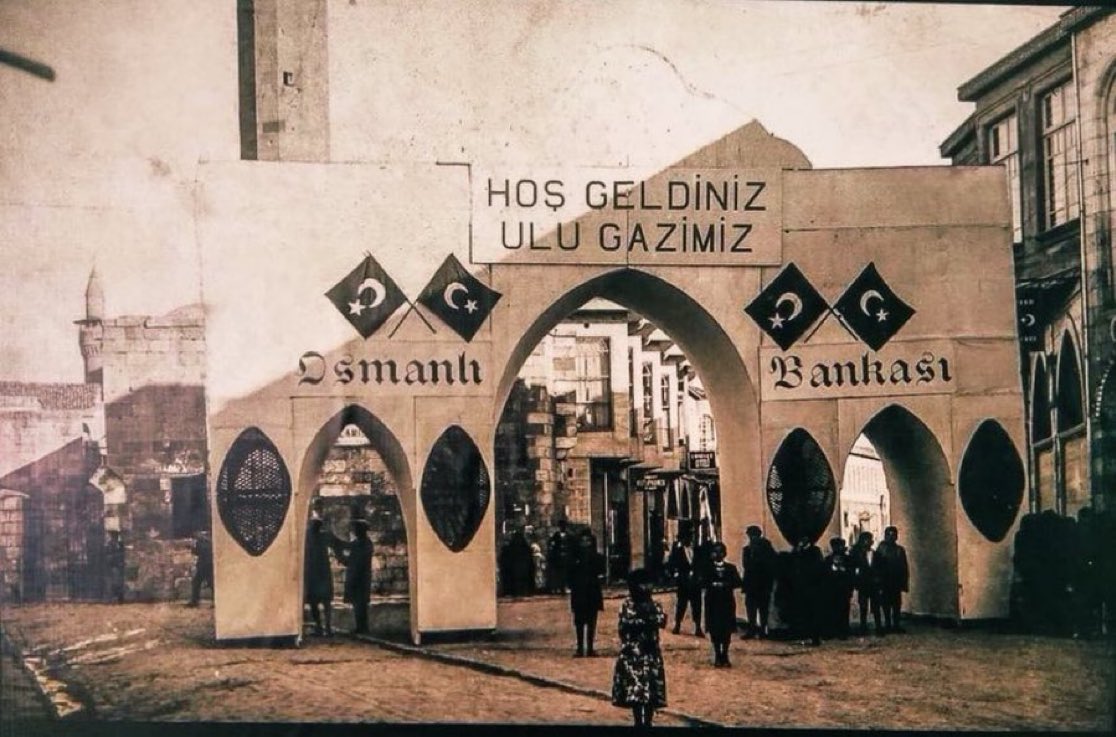 antolojiantep's tweet photo. Gazi Mustafa Kemal Atatürk’ün Gaziantep’e gelişi sebebiyle Karagöz Caddesine kurulan Zafer Takı

26 Ocak 1933 https://t.co/5Vw3CJ8Yil