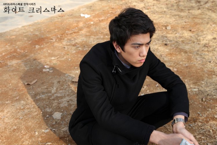 방떤 남자는 우리가 격한 반응 보여도 모를….걸?
아무도 모르게 좋은 거 갖고와서 방걸들 난리치게 해놓고
무소식이여서 또 기다리는 방걸들을 잘 표현한 사진.