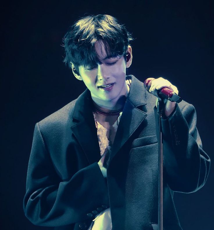__Gungun_'s tweet photo. The man who chooses his dream over trends.
The man who has the guts to release jazz in an era of pop.
The man who isn’t afraid of giving live performances.
The man whose success doesn’t rely on company backing.
A man with a pure heart &amp; immense talent. Yes, that’s my idol, V. https://t.co/kK0zKvauui