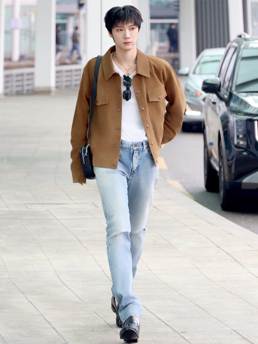 TENzenter's tweet image. #TENtoYSL2026Show 
สิบเต็มสิบกับลุคสนามบิน! วันนี้ เตนล์ มุ่งหน้าสู่กรุงปารีส เพื่อร่วมงานแฟชั่นโชว์ Saint Laurent Men’s Winter 2026 Show ที่จะจัดขึ้นในวันพรุ่งนี้ โดยเขาสวมแจ็กเก็ต Suede Blouson Jacket สีน้ำตาล ให้ฟีลอบอุ่น คลาสสิก ดูหรู กางเกง Ripped Skinny Jeans สีฟ้า…