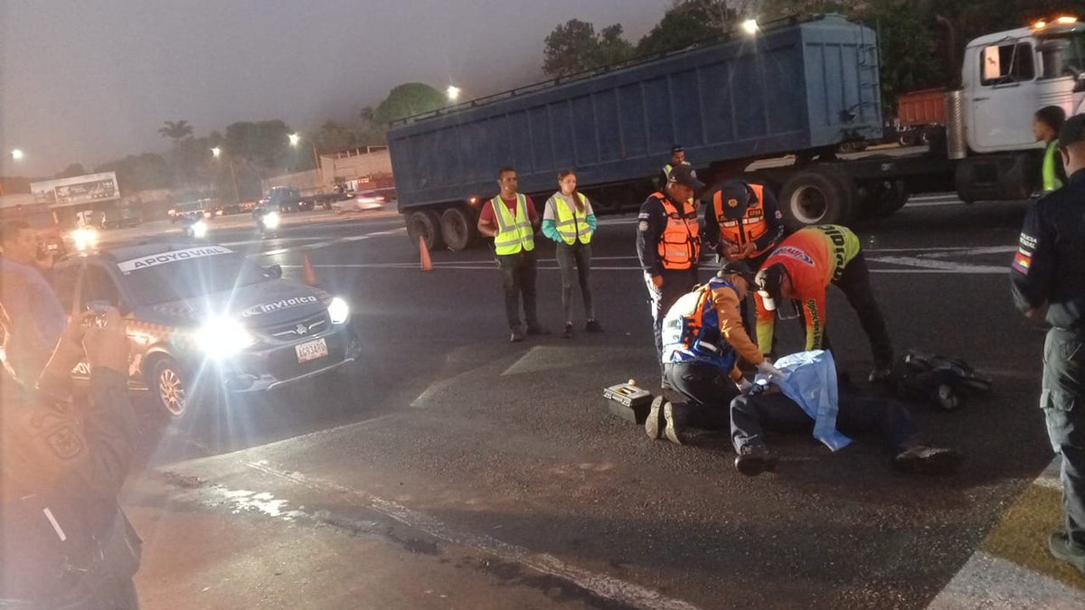 #Ahora Funcionario de la Policía de Naguanagua falleció al ser arrollado en el peaje La Entrada, sentido Puerto Cabello - Valencia. Breve retención vehicular. 6:50 am #26Ene #Carabobo
