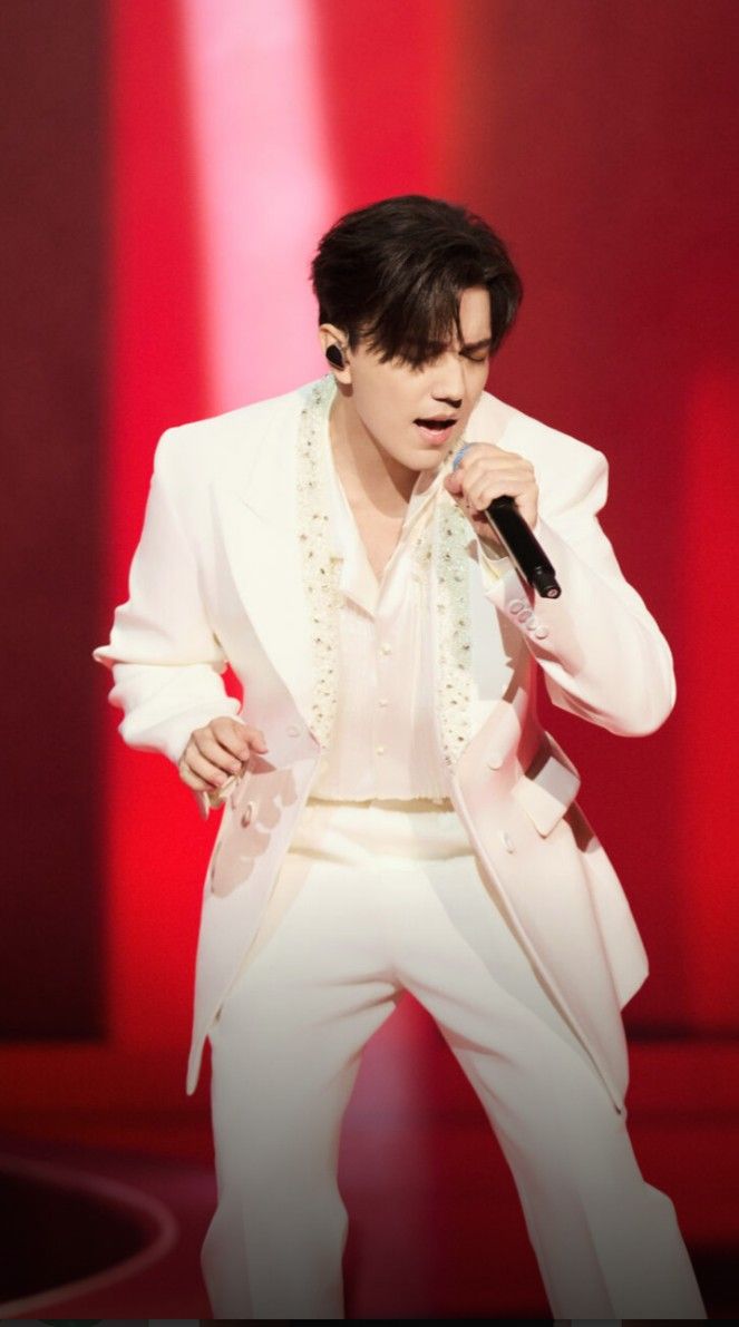 dqrozik3554's tweet image. Dimash's performances are incredible and exciting. It’s amazing how easily and naturally he moves from one note to another, creating a harmonious sound.
NINE YEARS OF LOVE
Happy Dears Day 2026 
#DimashAndDears