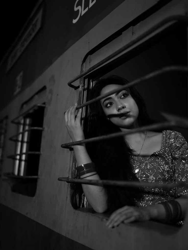 कुछ दिनों से लग रही है जैसे 
वक़्त की दौड़ से मुझे बाहर धकेल दिया गया है , 
और मैं एक किनारे पर खड़े सबको 
आगे निकलता देख रही हूँ...!!