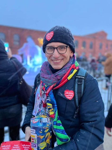 Senator KO Krzysztof Kwiatkowski dopiero co skazany przez Warszawski Sąd Okręgowy za nadużycie władzy przy obsadzaniu stanowisk w NIK w 2013 roku. Otrzymał wyrok 8 miesięcy więzienia w zawieszeniu na dwa lata. Siema.