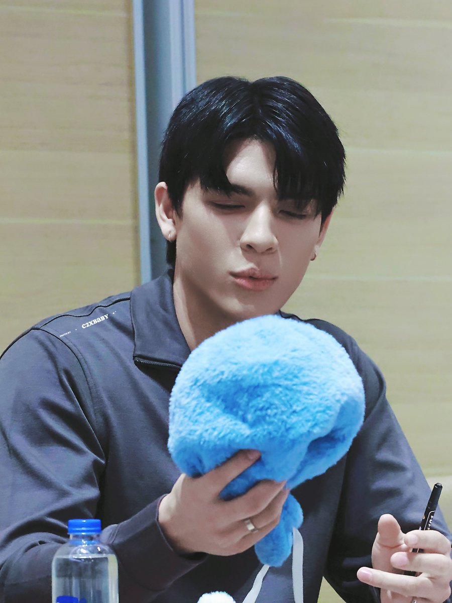 260126 🐻：wow this is Penguin？ JOSSGAWIN GUINZLY FAM GREETING