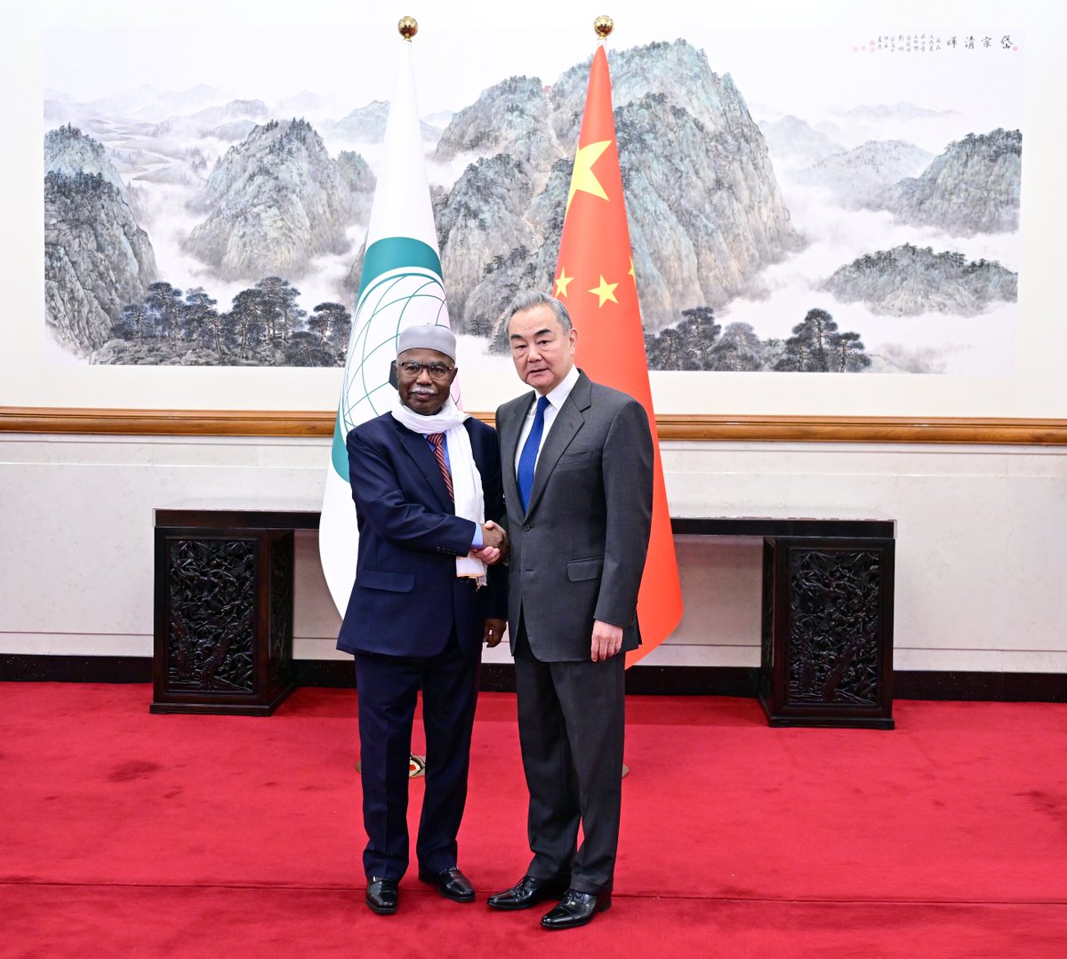 SpoxCHN_LinJian's tweet photo. Chinese FM Wang Yi held talks with Secretary General of the Organisation of Islamic Cooperation (#OIC) Hissein Brahim Taha in Beijing.

China stands ready to work with Islamic countries to safeguard the legitimate rights and interests of developing countries, and oppose a return to the law of the jungle.

🔗https://t.co/F5tTJ0ZZHI