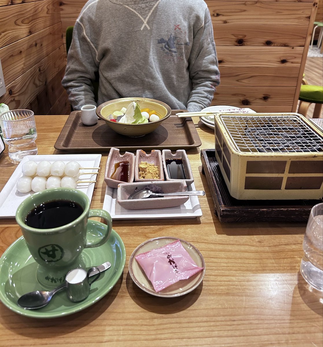 SanDiego_Jordan's tweet photo. コメダ珈琲は何度も行っておりますが、このお店は初めてです。
気になるお店 おかげ庵。
団子が食べたいというより団子を焼きたいです。
むしろあんみつとソフトクリームの方が食べたいです。
#リアルマッコイズ
#whitesville
#tcbjeans
#aj9 https://t.co/CiRPgxxdXn