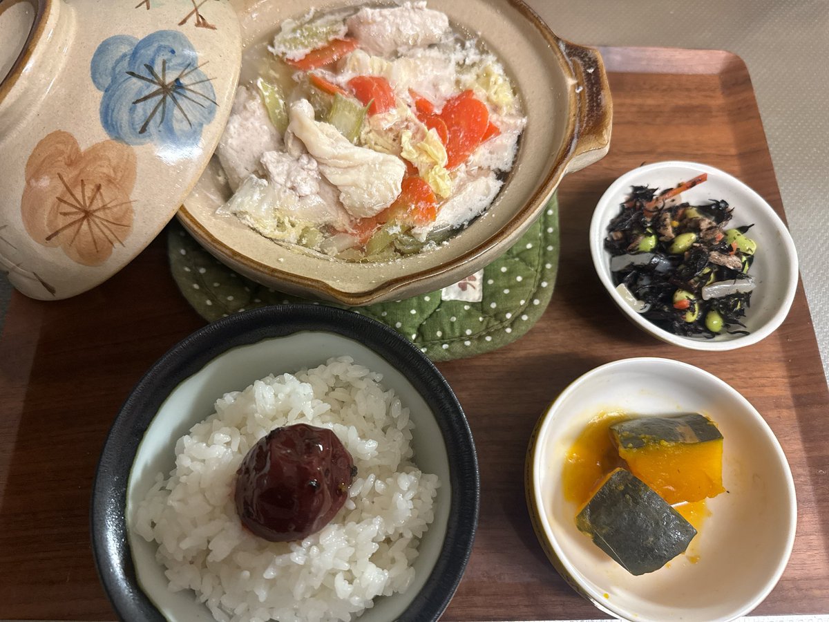 冬はとりあえず鍋🍲
あるもの適当に土鍋に詰め込んでｸﾞﾂｸﾞﾂ❤️‍🔥

🤍白菜•大根•ネギ→潤い補給
🧡人参•カボチャ→ポリフェノール＆ビタミン
🖤ヒジキ→エイジングケア

欠かせないタンパク質は🐔むね肉で。

日常ごはんに映えはいらないよね？
という言い訳🤭