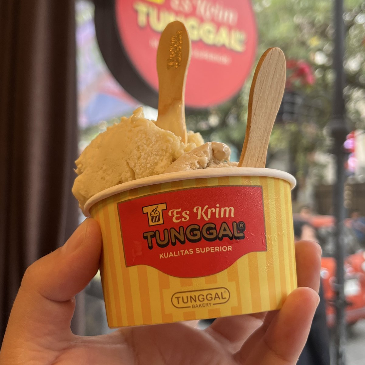 Enak banget nih burger
Es krim nya juga oke lah