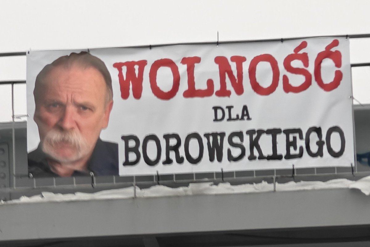 marszalek_pol's tweet photo. ‼️UWAGA‼️UWAGA‼️

Warszawa tonie w banerach:

         "WOLNOŚĆ DLA          
         BOROWSKIEGO"

Ludzie mają dość państwa, które zamiast służyć obywatelom, używa aparatu siły  i sądów do uciszania swoich krytyków.
@AdamBorowski55 - działacz antykomunistyczny-ZAWSZE STAŁ PO WŁAŚCIWEJ STRONIE. Stał wtedy, za komuny, gdy odwaga kosztowała wolność, zdrowie, przyszłość, a czasami życie.
I stoi również dziś, gdy znów próbuje się zastraszyć, kneblować usta, karać za obronę praworządności i mówienia prawdy.
TAKICH ludzi nie da się złamać ani uciszyć. Można ich wsadzać do więzień, ciągać po sądach / @RBakiewicz / , oczerniać -ale prawdy i historii nie da się oszukać.
     ‼️NARÓD IDZIE PO WAS‼️