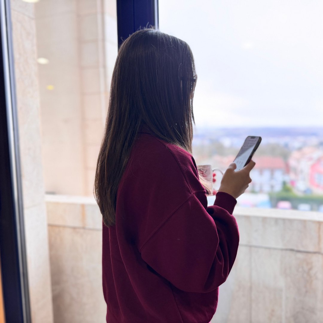 ui1Universidad's tweet photo. 📱✨ ¡Hoy es el Día del Community Manager!
Soy Estela, Community Manager de la #Ui1 👩💻
Mi trabajo va más allá de publicar: estrategias, contenidos, análisis y comunidad 💡💬
Hoy celebro un rol que conecta personas y da valor 🚀
💬 ¿Qué te gustaría descubrir sobre este trabajo? https://t.co/htFQKGvkUZ