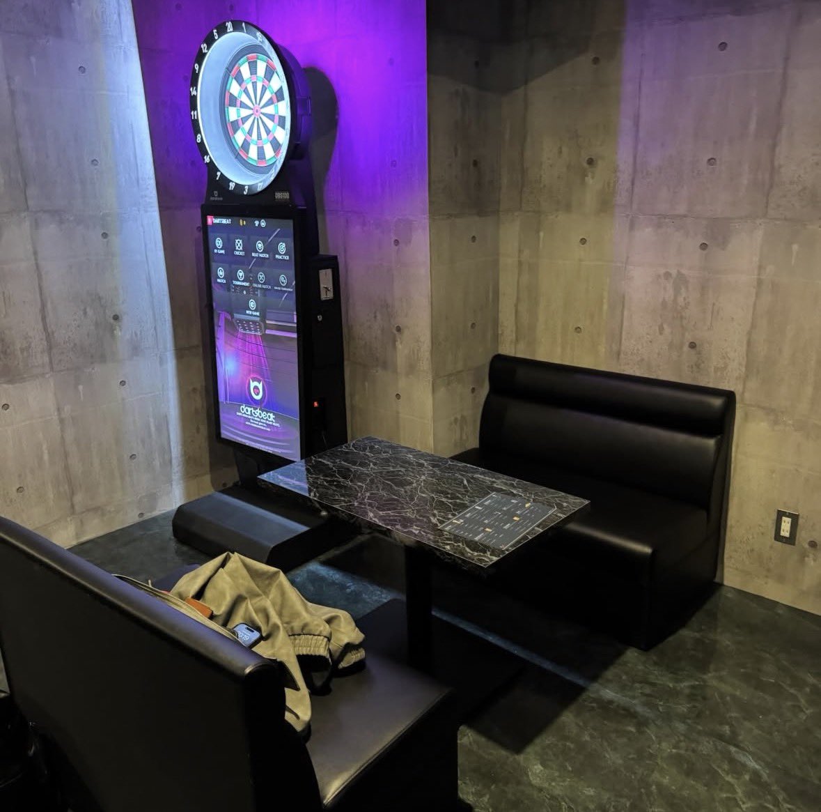 Kinbanaw's tweet photo. そういえば福岡県の久留米市で
バー始めました🤟🍻

ゲーム実況者やって来たから
普通のバーじゃ物足りなく

株式市場のようにお酒の価格が変動する
システムを導入しましたw

詳細はコチラ⬇️
https://t.co/IkfLdVK7HF https://t.co/PEKZ2xvnFY