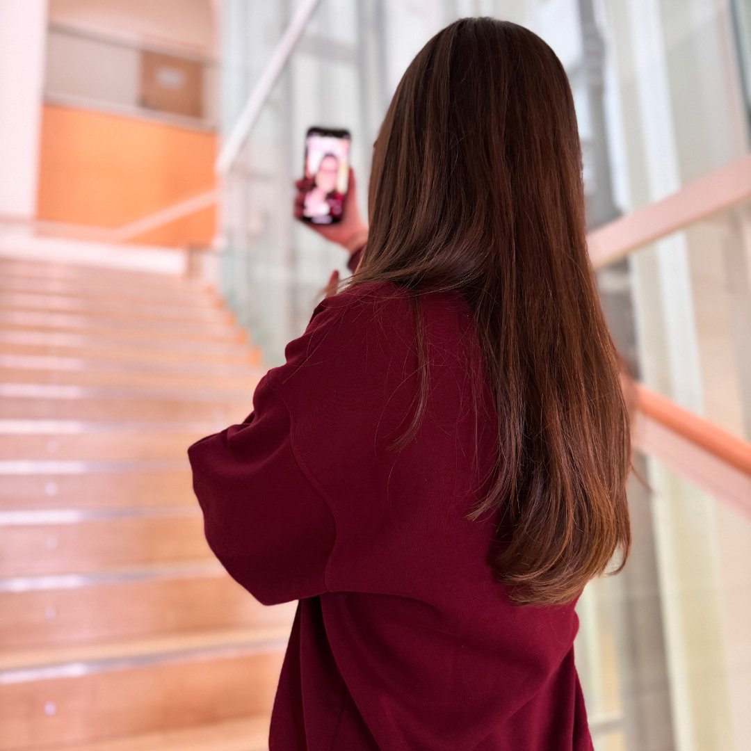 ui1Universidad's tweet photo. 📱✨ ¡Hoy es el Día del Community Manager!
Soy Estela, Community Manager de la #Ui1 👩💻
Mi trabajo va más allá de publicar: estrategias, contenidos, análisis y comunidad 💡💬
Hoy celebro un rol que conecta personas y da valor 🚀
💬 ¿Qué te gustaría descubrir sobre este trabajo? https://t.co/htFQKGvkUZ