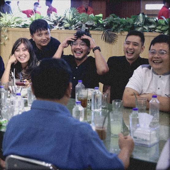 Orang indo akan jutaan kali digocek, ditipu oleh calon &amp; elite2 politik. Sesama sipil coba ingatkan itu tp diserang oleh "Pasukan Revolusi" Komandan Ferry Irwandi 🥰
Kakanda Ferry, orang waras jg tau kok elu lg bangun opini publik utk lu giring ke arah tertentu
saksi bisu: