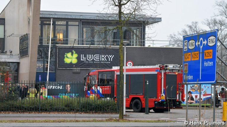 Brandweer Enter assisteert bij brand Lucky