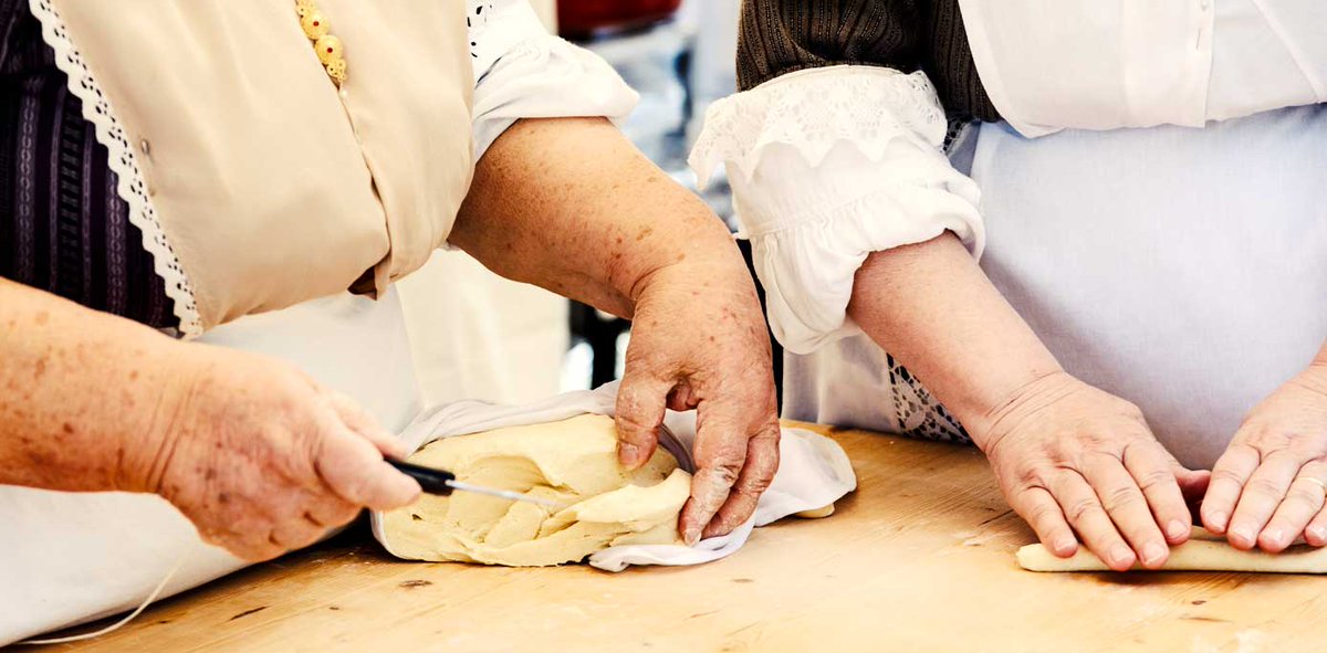 Let's start the week with some "almost vintage" L'Italo Americano, with this piece about a special Sardinian pasta that only women can make: lorighittas.

© Patrizio Martorana | Dreamstime.com

italoamericano.org/lorighittas/