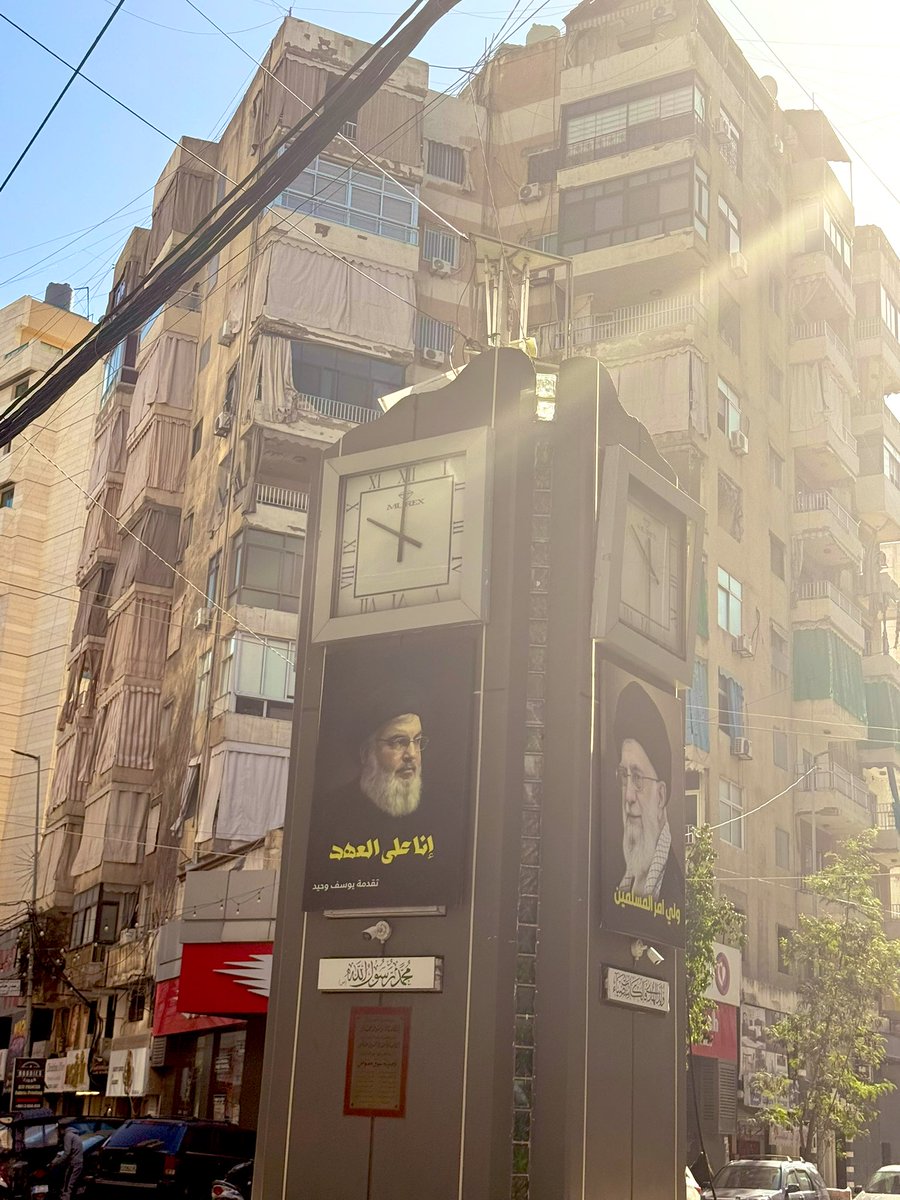 كان حذائي الأسود يعضّ باطن قدمي مع كل خطوة.
أربع ليالٍ من المشي المتواصل في بيروت، واليوم هو الأخير في هذه الرحلة.
استيقظت صباحًا، شربت قهوتي بالحليب، وأطعمت جزءًا من فطوري في مقهى يونس، للقطة التي وقعت في حضني كما لو أنّني أودّع المدينة على مهل.

اتصلت بكريم.
قلت له: أريد سيارة،